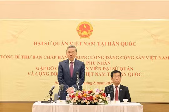 Tổng Bí thư Tô Lâm gặp gỡ cán bộ Đại sứ quán và cộng đồng người Việt Nam tại Hàn Quốc