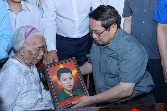 Thủ tướng thăm Mẹ Việt Nam anh hùng, dâng hương tại Thành cổ Quảng Trị và Nghĩa trang Đường 9