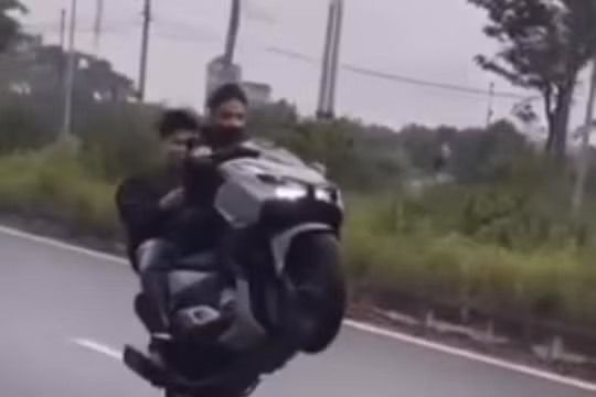 Hà Nội: Thanh niên ‘bốc đầu’ xe máy bị tịch thu phương tiện