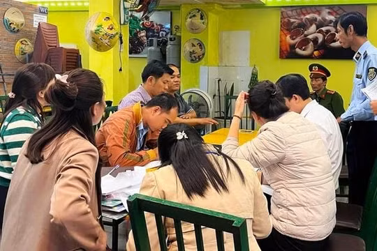 Phạt chủ nhà hàng 'chặt chém' khách du lịch ở Nha Trang gần 100 triệu đồng