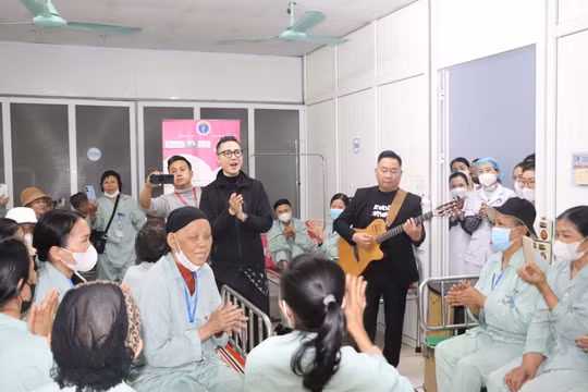 'Mang âm nhạc đến bệnh viện' xoa dịu bớt nỗi đau cho các bệnh nhân ung thư