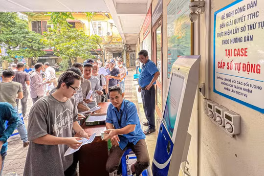 Các sở giao thông vận tải tiếp tục cấp, đổi giấy phép lái xe cho người dân