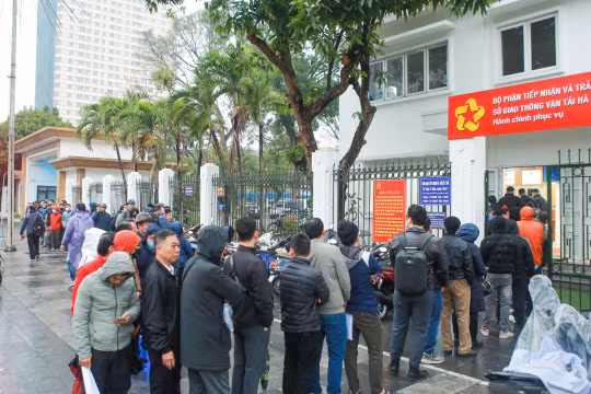 Người dân xếp hàng từ 4h sáng trong mưa rét để đổi giấy phép lái xe