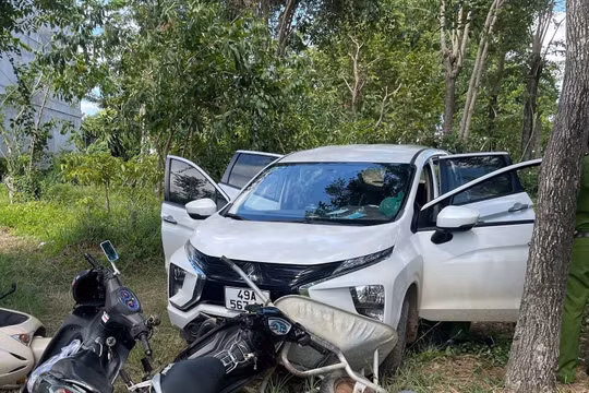 Khởi tố đối tượng cố thủ trong xe ô tô, tiêu hủy tang chứng nghi là ma túy khi bị kiểm tra