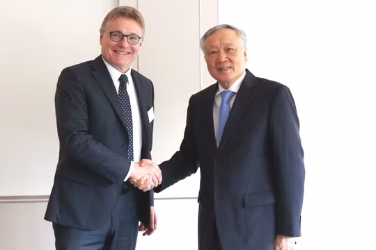 Phó Thủ tướng Thường trực Nguyễn Hòa Bình làm việc với lãnh đạo Trung tâm tài chính Frankfurt và Luxembourg