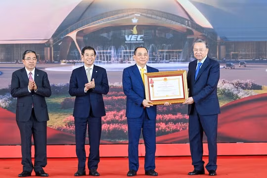 Vingroup vinh dự đón nhận Huân chương Lao động hạng Nhất