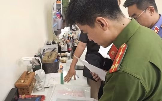 Công an khám xét nơi ở của diễn viên Trương Ngọc Ánh, thu giữ nhiều chứng cứ quan trọng