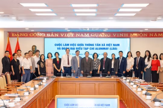 Tạp chí lý luận Lào tìm hiểu quy trình sáng tạo nội dung báo chí đa nền tảng của Báo điện tử VietnamPlus