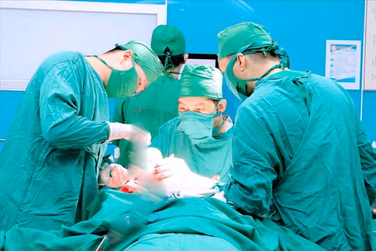 Tuyến cơ sở làm chủ kỹ thuật cao, ghép sọ tự thân cứu bệnh nhân 15 tuổi
