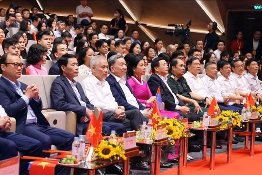 Tổng Bí thư Tô Lâm dự Chương trình nghệ thuật đặc biệt 'Đảng trong mùa Xuân đại thắng'
