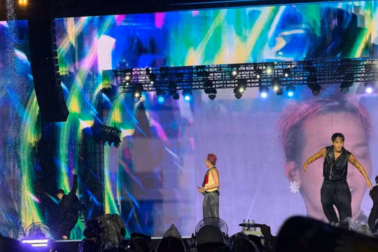 G-Dragon khuấy động sân Mỹ Đình giữa cơn mưa, hát bản hit 260 triệu view
