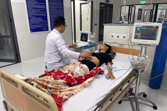 Bác sĩ đầu ngành bay ra Côn Đảo cứu bệnh nhân 17 tuổi chấn thương nặng