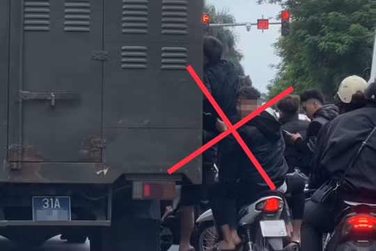 Hà Nội: Nhóm thanh niên không đội mũ bảo hiểm, đeo bám xe chở phạm nhân