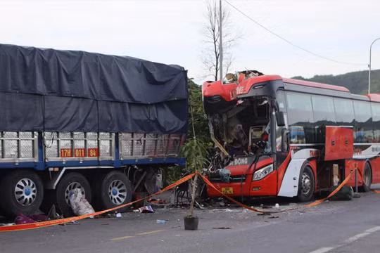 Va chạm giữa xe khách và xe tải ở Huế: 1 người chết, 5 người bị thương