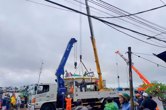 Công ty Truyền tải điện 3 khẩn trương ứng cứu phương tiện, huy động cano hỗ trợ công tác cứu trợ người dân
