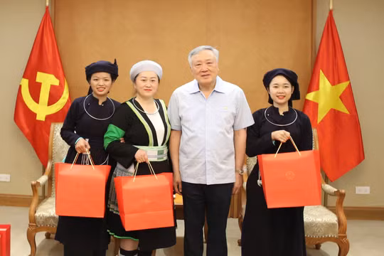 Cống hiến của các cô giáo là thầm lặng nhưng rất cao cả, thiêng liêng
