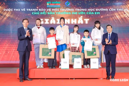 Trao giải cuộc thi vẽ tranh 'Sân trường mơ ước của em'