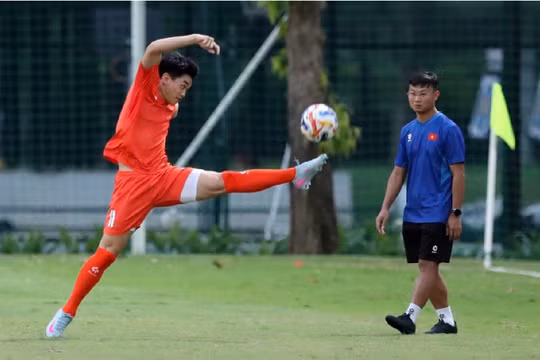 Đình Bắc trở lại tập luyện, sẵn sàng ra sân đối đầu với U23 Campuchia vào tối nay