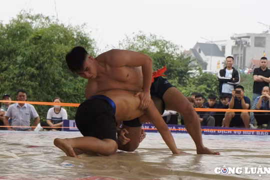 Trai làng cởi trần tranh tài ở sới vật làng Giá