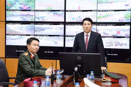 Chủ tịch nước Lương Cường thăm, động viên lực lượng công an làm nhiệm vụ tại Đền Hùng