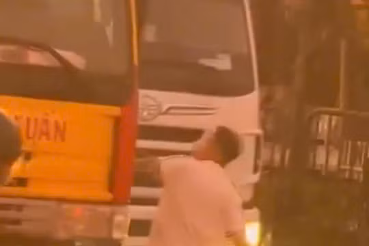 Xác minh video nam thanh niên chặn đầu rồi đập vỡ kính xe cứu hộ