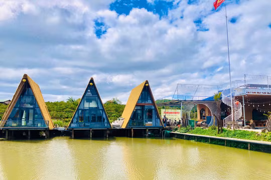 Gia Lai: Cưỡng chế phá dỡ Famstay xây dựng trái phép trên đất ruộng