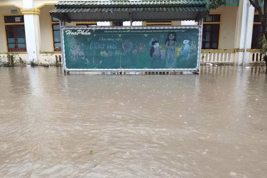 Học sinh ở Quảng Trị, Hà Tĩnh tạm nghỉ học do lũ, ngành Giáo dục khẩn trương ứng phó