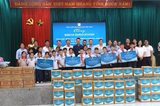 Nhà xuất bản Giáo dục Việt Nam trao tặng gần 19.000 sách giáo khoa cho học sinh vùng lũ
