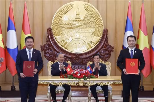 Tổng Bí thư Tô Lâm và Tổng Bí thư, Chủ tịch nước Lào chứng kiến Lễ trao các văn kiện hợp tác