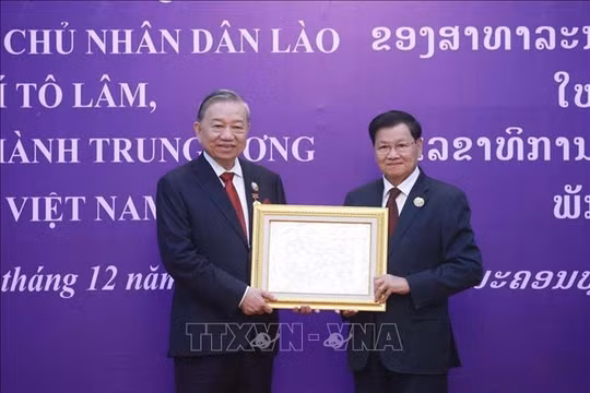 Tổng Bí thư Tô Lâm nhận Huân chương Vàng Quốc gia của Nhà nước Lào
