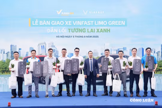 Lô xe VinFast Limo Green đầu tiên bàn giao đến tay khách hàng