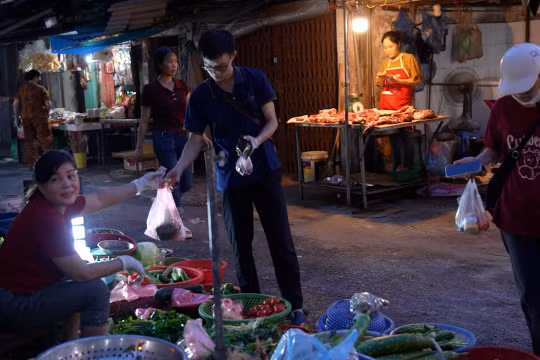 Hà Nội sẽ siết chặt rác thải nhựa: Chợ truyền thống sẵn sàng thích nghi