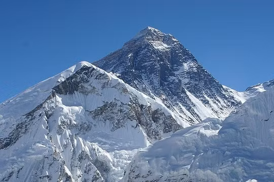 Gần 1.000 người mắc kẹt trên núi Everest do bão tuyết