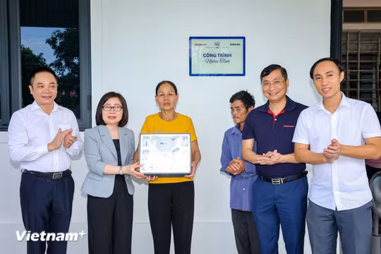 TTXVN trao tặng nhà nghĩa tình, tri ân người làm báo hy sinh vì Tổ quốc