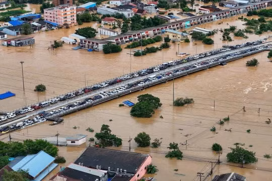 Trận mưa '300 năm mới có một lần' khiến Thái Lan phải điều tàu sân bay cứu trợ vùng lũ