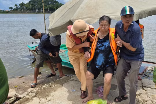 Kịp thời cứu sống cụ bà đuối nước ở cầu Kinh Dương Vương