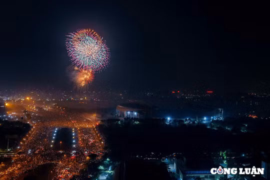 Hà Nội: Hàng vạn người dân đổ ra đường tận hưởng khoảnh khắc chào năm mới
