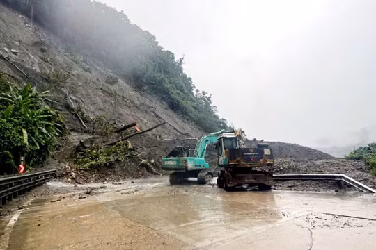 Ngày đêm thi công, sớm thông xe qua những vị trí sạt lở do mưa lũ