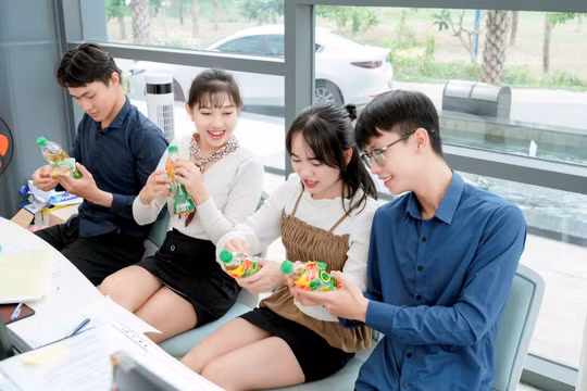 Vừa giải nhiệt, vừa háo hức săn thưởng khủng khi uống Trà Xanh Không Độ để có tiền du lịch, mua sắm