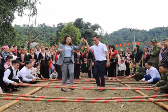 Chủ tịch Ủy ban MTTQ tỉnh Lào Cai nhảy sạp, chung vui Ngày hội Đại đoàn kết với dân bản Khe Trầu