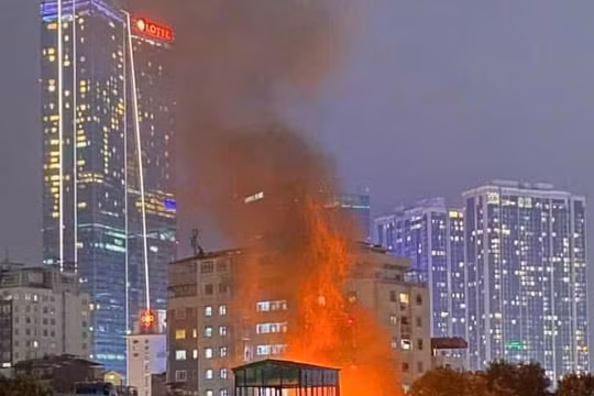 Hà Nội: Cháy nhà trong đêm ở phố Đê La Thành