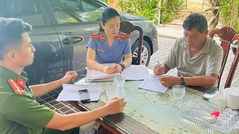 Viện Kiểm sát cấp trên trực tiếp kiểm sát đột xuất đối với vụ việc có dấu hiệu vi phạm nghiêm trọng, khiếu nại, tố cáo phức tạp, kéo dài