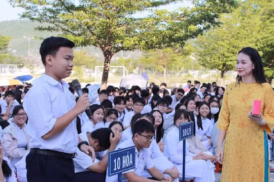 Tỉnh đầu tiên 'xóa sổ' đồng phục riêng, học sinh mặc chung mẫu áo trắng – quần váy xanh