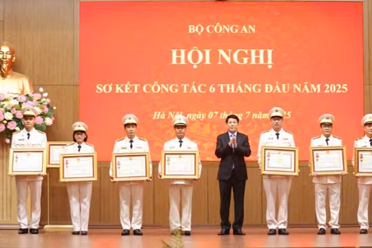 Chủ tịch nước trao tặng Huân chương Chiến công cho các lãnh đạo Công an tỉnh Quảng Ninh