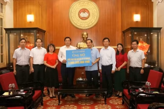MTTQ Việt Nam tiếp nhận 3,9 tỷ đồng từ Bộ Tài chính ủng hộ đồng bào khắc phục hậu quả bão số 10