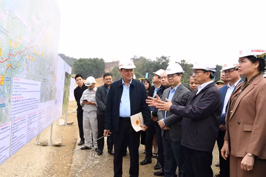 Phó Thủ tướng Bùi Thanh Sơn thị sát công trường, họp với 4 địa phương 'thúc tiến độ' các tuyến cao tốc