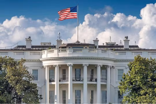 Tổng thống Donald Trump đe dọa Nga bằng các lệnh trừng phạt và thuế quan bổ sung sau động thái mới với Ukraine