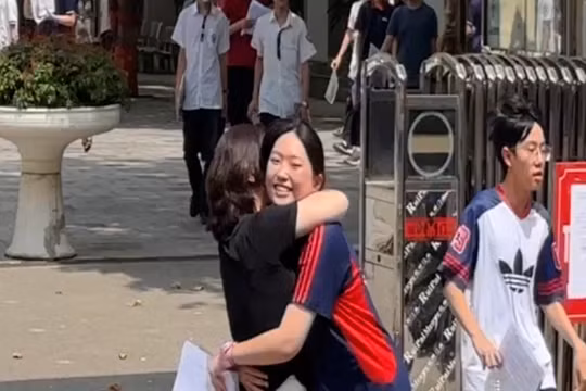 Hà Nội: Sĩ tử hoàn thành môn thi Toán, kết thúc kì thi với niềm hạnh phúc