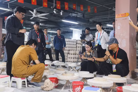 Hà Nội: Đoàn phóng viên quốc tế trải nghiệm điểm du lịch tiêu biểu nhân dịp Quốc khánh