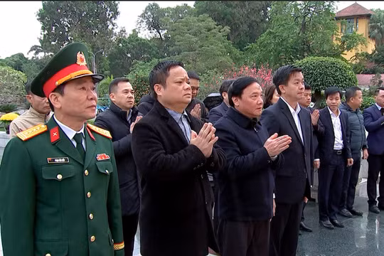 Phó Chủ tịch Quốc hội Nguyễn Khắc Định dâng hương tại Đài tưởng niệm các anh hùng, liệt sĩ Bắc Sơn